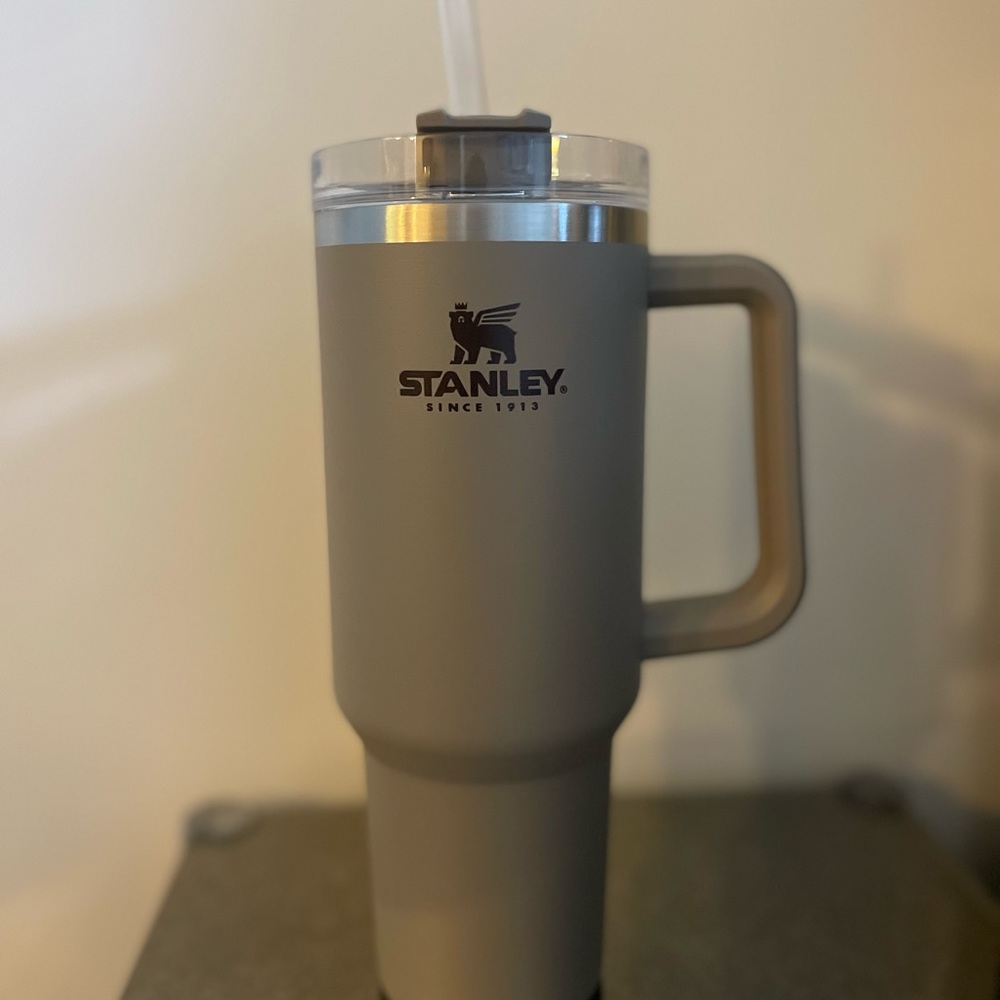 Stanley *Brand new never used* ADVENTURE QUENCHER TRAVEL TUMBLER | 40 OZ Silt
